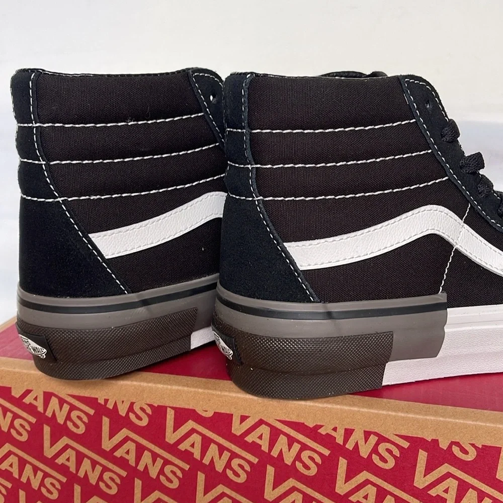 Vans WMNS Sk8-Hi Rearrange Utility Block Black
VN000CRMBLK
Sneakers - Picture 3 of 16